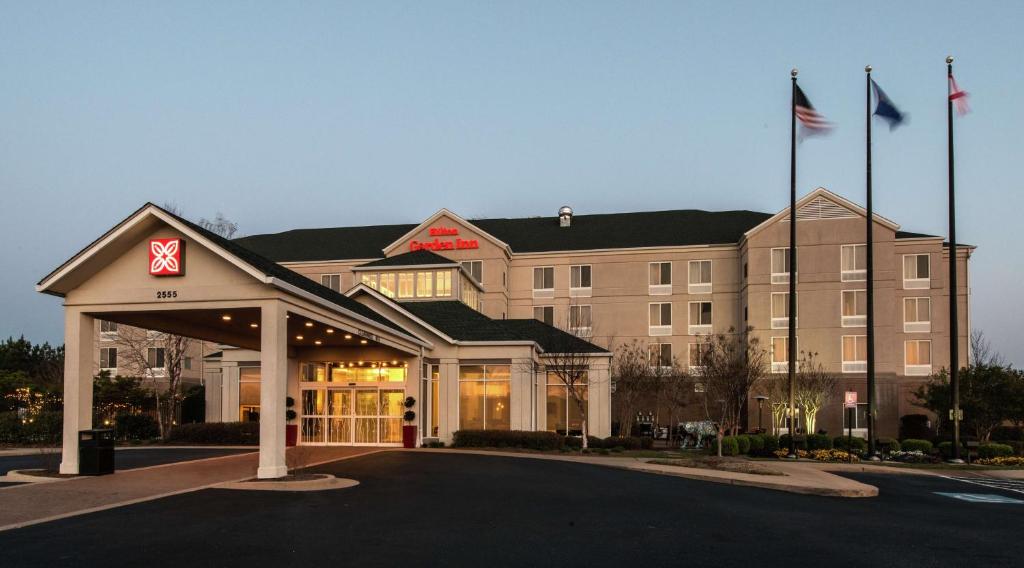 ein Hotel mit einem Schild auf der Vorderseite in der Unterkunft Hilton Garden Inn Auburn/Opelika in Auburn