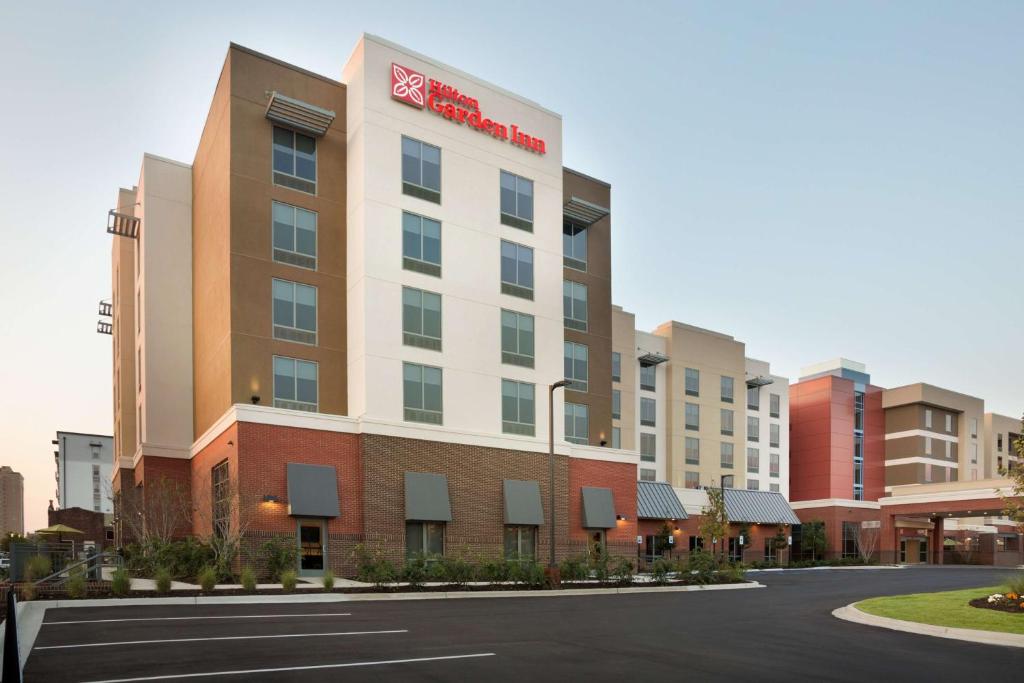 una rappresentazione della parte anteriore di un hotel di Hilton Garden Inn Downtown Birmingham a Birmingham