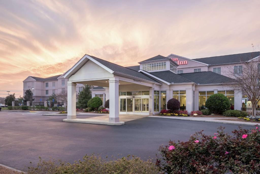 una representación de la parte delantera de un hotel con aparcamiento en Hilton Garden Inn Dothan, en Dothan