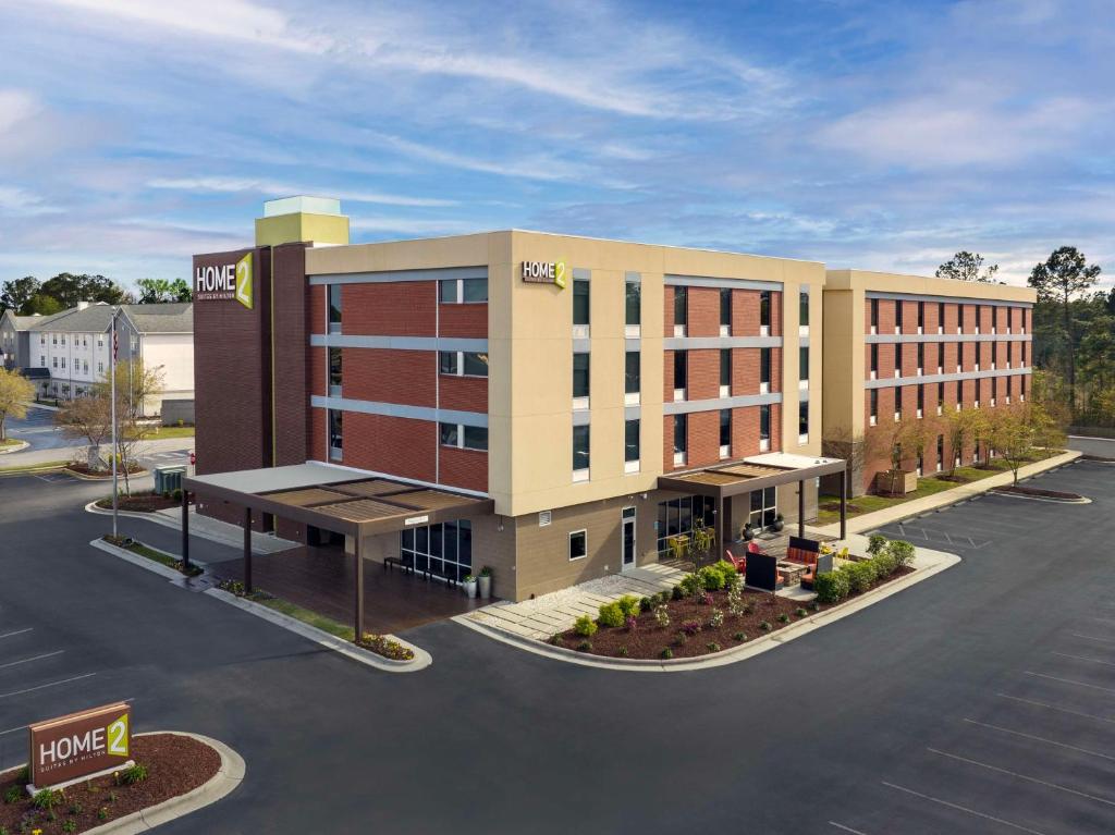 una representación de un edificio de hotel en un estacionamiento en Home2 Suites by Hilton Jacksonville, NC, en Jacksonville