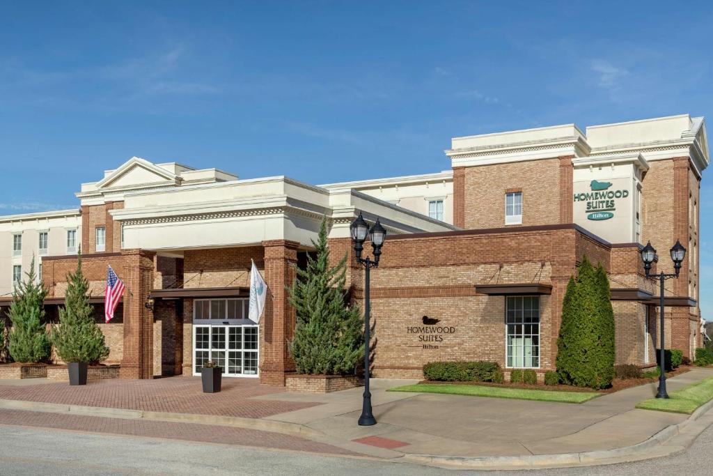 - un grand bâtiment en briques dans une rue de la ville dans l'établissement Homewood Suites by Hilton Macon-North, à Macon