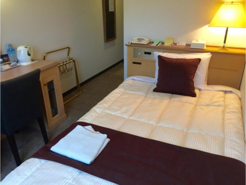 佐世保市にあるSunwest Hotel Sasebo - Vacation STAY 22131vのベッド2台と机があるホテルの部屋