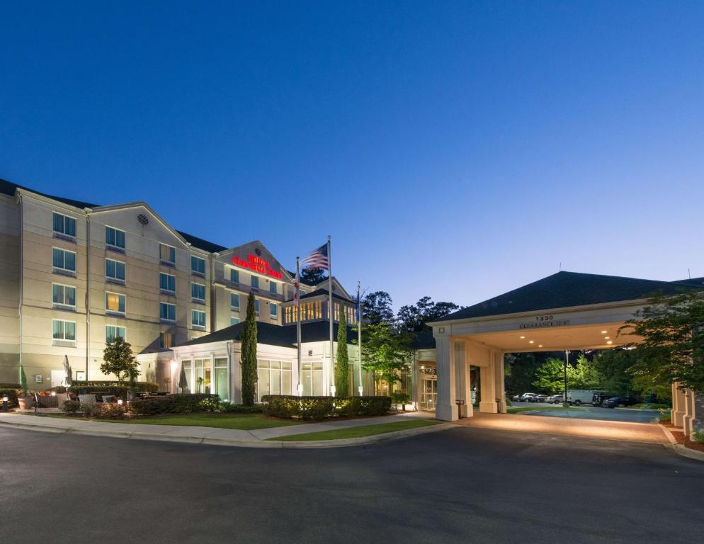 eine Darstellung eines Hotels in der Nacht in der Unterkunft Hilton Garden Inn Tallahassee Central in Tallahassee