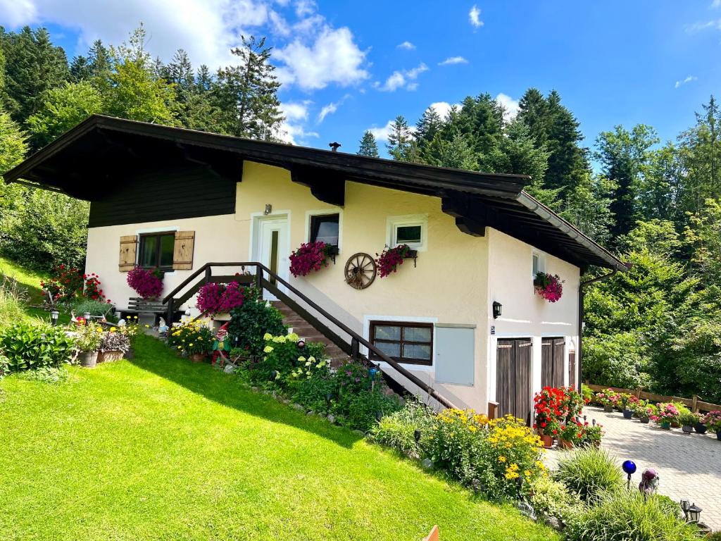 una casa con flores delante de un patio en Sunnseit Lodge - Kitzbüheler Alpen en Sankt Johann in Tirol