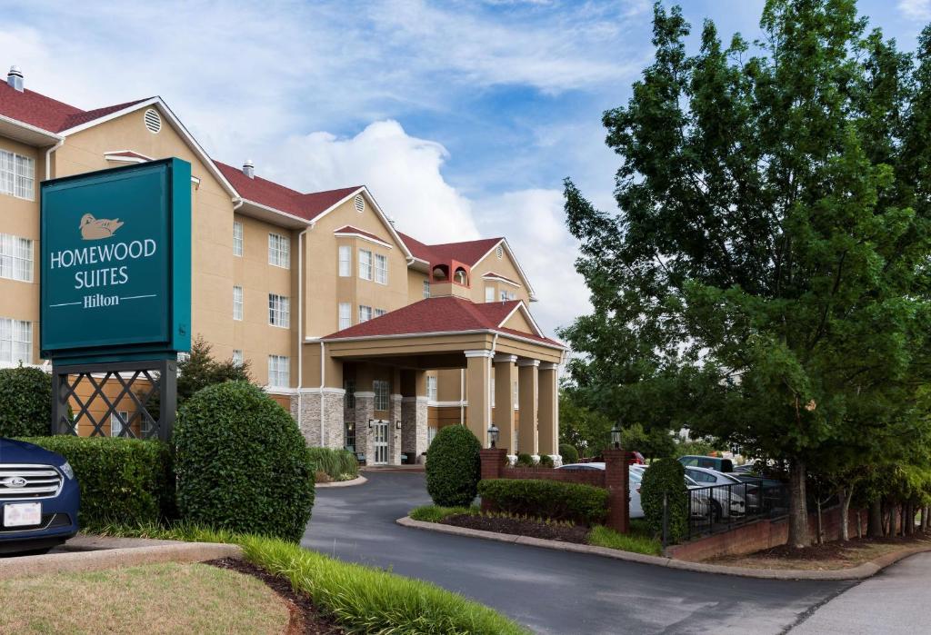 ein Hotel mit einem Schild vor einem Gebäude in der Unterkunft Homewood Suites by Hilton Chattanooga - Hamilton Place in Chattanooga