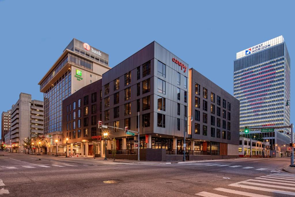 孟菲斯Canopy By Hilton Memphis Downtown的城市街道拐角处的一栋建筑