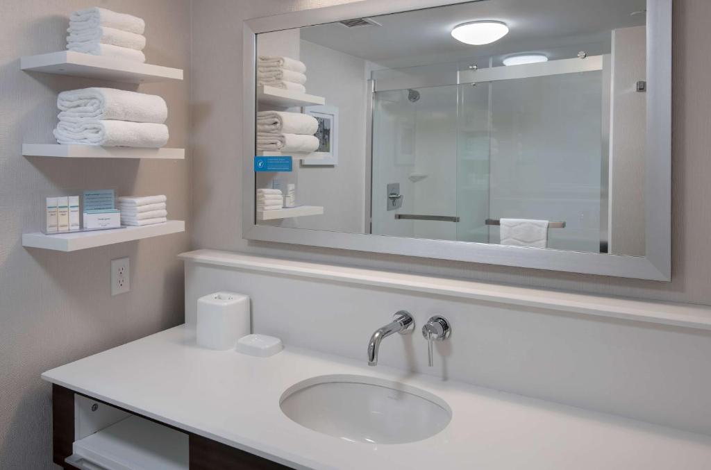 Hampton Inn Boston Logan Airport photo