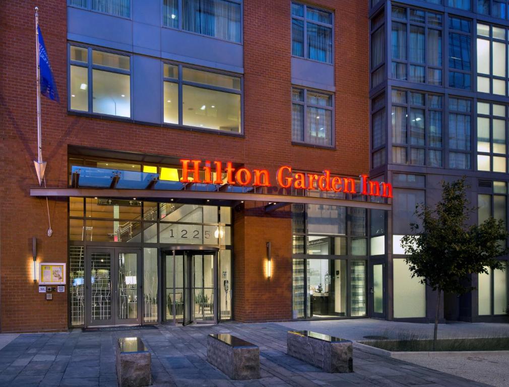 Um edifício com uma placa que diz Hilton Garden Inn em Hilton Garden Inn Washington D.C./U.S. Capitol em Washington