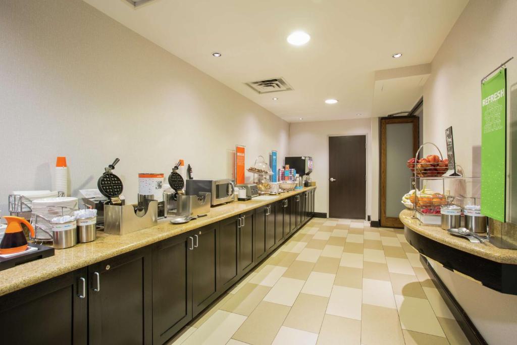 Kuchyň nebo kuchyňský kout v ubytování Hampton Inn & Suites Denver-Downtown