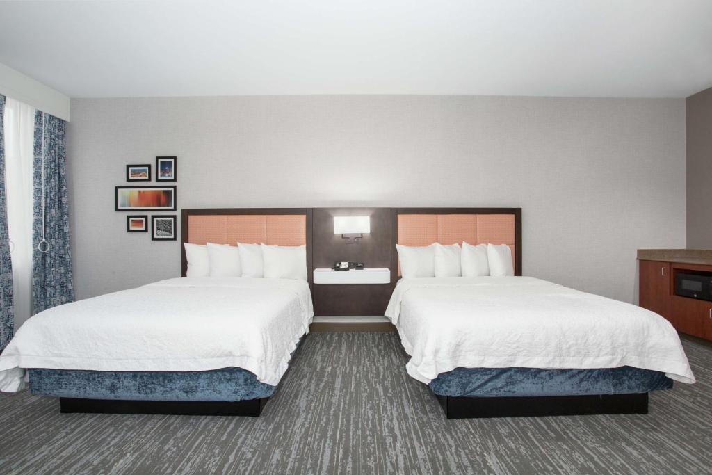 Postel nebo postele na pokoji v ubytování Hampton Inn & Suites Denver-Downtown