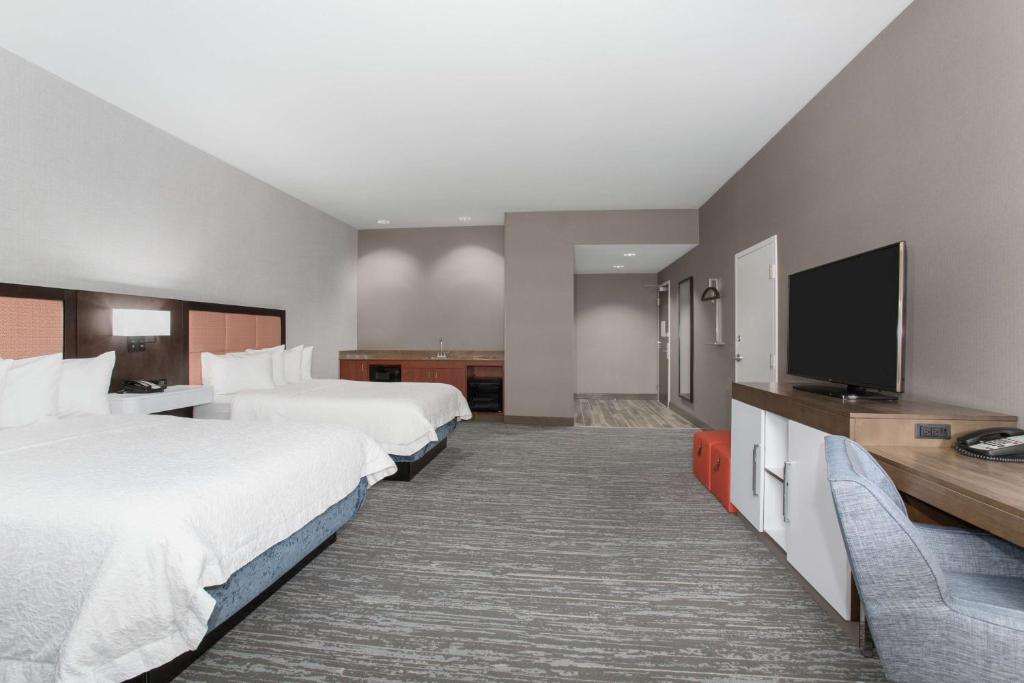 TV a/nebo společenská místnost v ubytování Hampton Inn & Suites Denver-Downtown