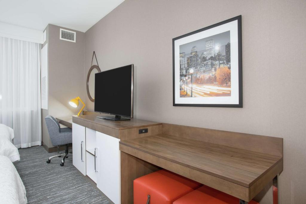 TV a/nebo společenská místnost v ubytování Hampton Inn & Suites Denver-Downtown
