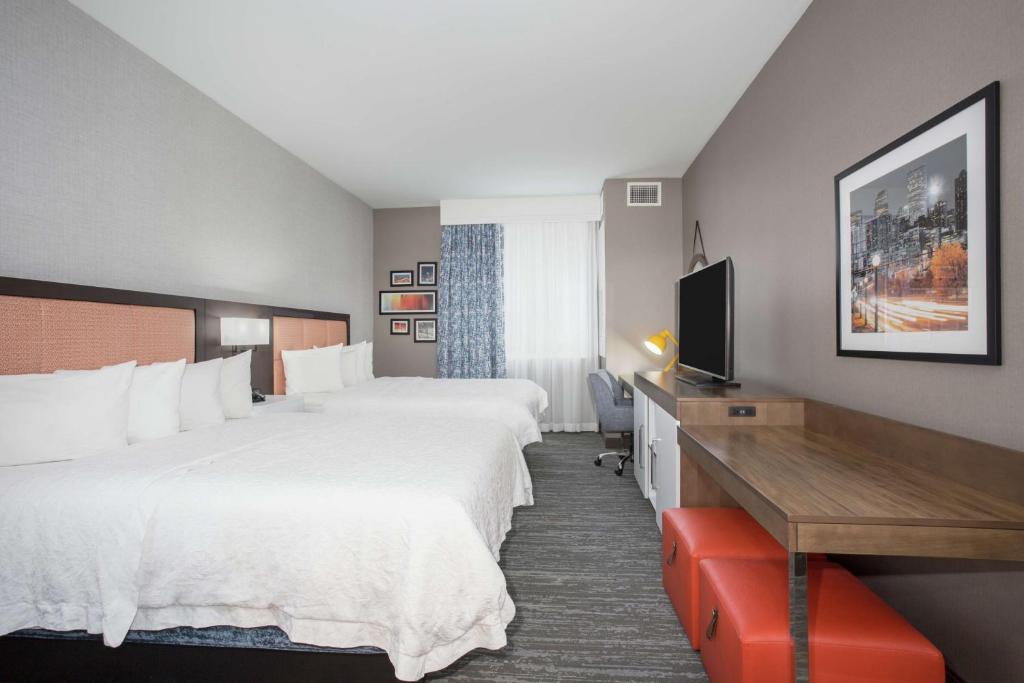 Postel nebo postele na pokoji v ubytování Hampton Inn & Suites Denver-Downtown
