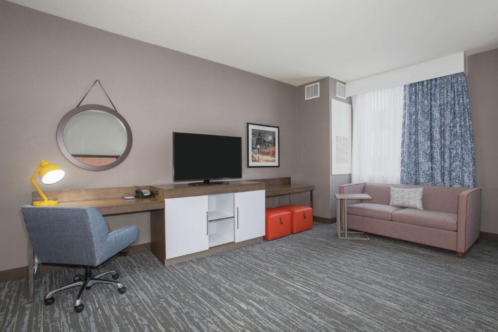 TV a/nebo společenská místnost v ubytování Hampton Inn & Suites Denver-Downtown