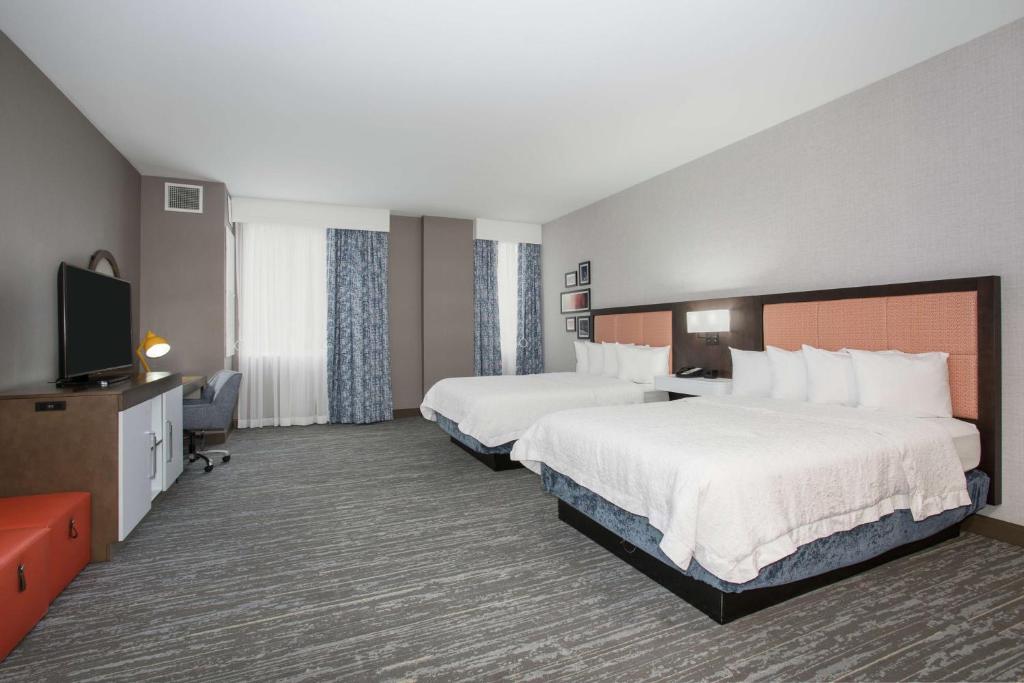 Postel nebo postele na pokoji v ubytování Hampton Inn & Suites Denver-Downtown