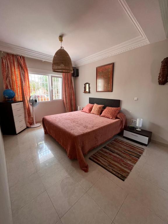 Un pat sau paturi într-o cameră la Apartamento en Monte Gibralfaro piscina compartida
