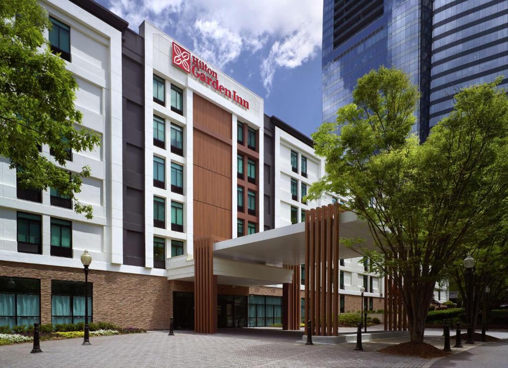 een weergave van de voorkant van een gebouw bij Hilton Garden Inn Atlanta-Buckhead in Atlanta