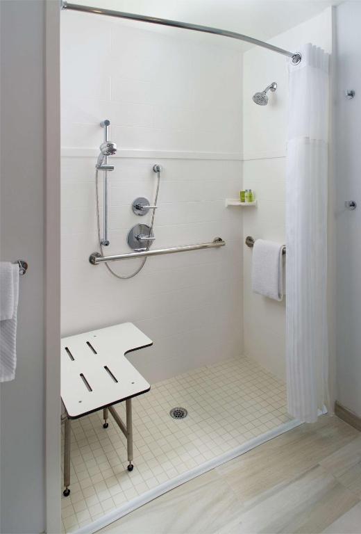 Hilton Garden Inn Atlanta-Buckhead - King Room Met Roll-In Douche - Mobiliteit/Horen Toegankelijk