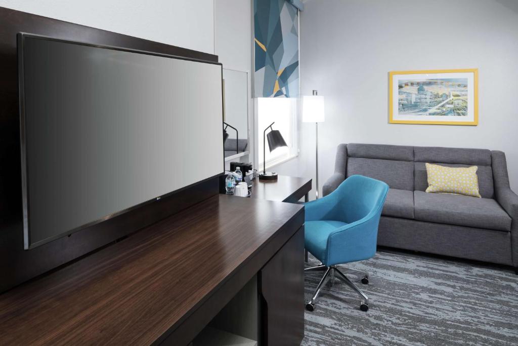 Hampton Inn & Suites Atlanta-Downtown - Queen Room With Sofa Bed - Non-Smoking