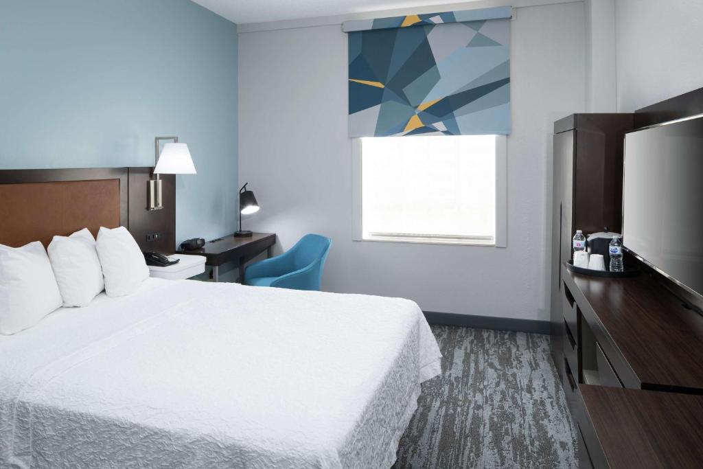 Hampton Inn & Suites Atlanta-Downtown - Double Room With Bath Tub - Mobility Access/Non-Smoking