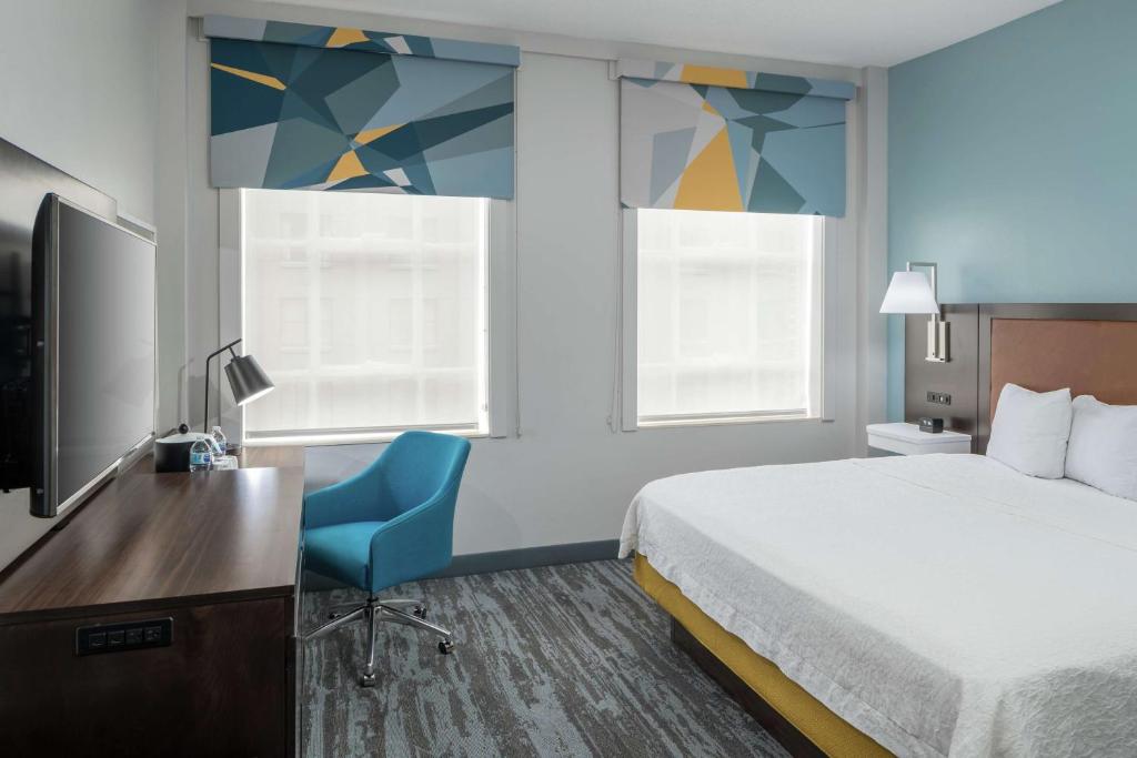 Hampton Inn & Suites Atlanta-Downtown - King Room - Non-Smoking