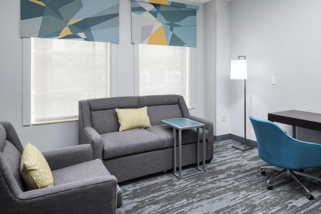 Hampton Inn & Suites Atlanta-Downtown - King Suite With Roll-In Shower - Mobility Accessible/Non-Smoking