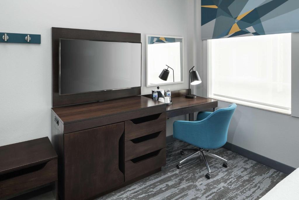 Hampton Inn & Suites Atlanta-Downtown - King Room - Hearing Access/Non-Smoking