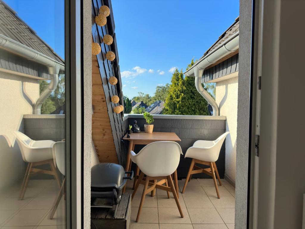 einen Balkon mit Aussicht, einem Tisch und Stühlen in der Unterkunft Möbliert-nahe Bochumer Ruhrstadion-WLAN-Netflix-Loggia in Bochum