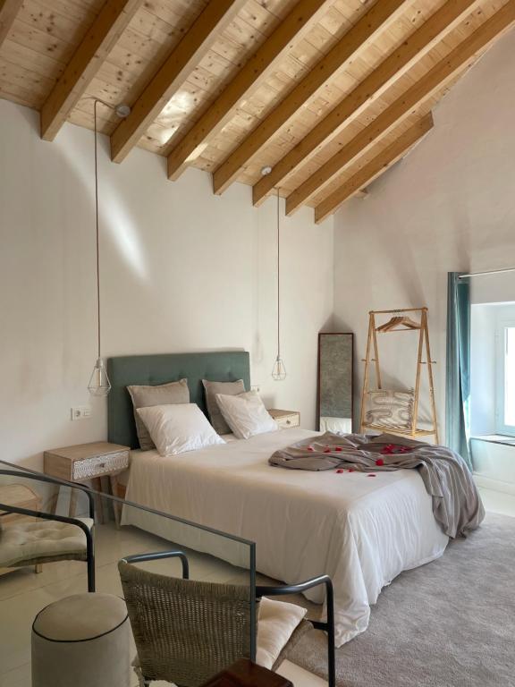 Un dormitorio con una cama grande en una habitación con techos de madera. en Villa Tité, en Oviedo