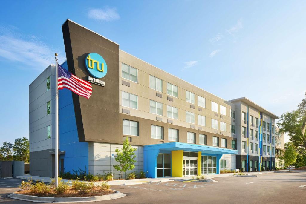 un hotel con una bandera americana delante de él en Tru By Hilton Charleston Airport, Sc, en Charleston