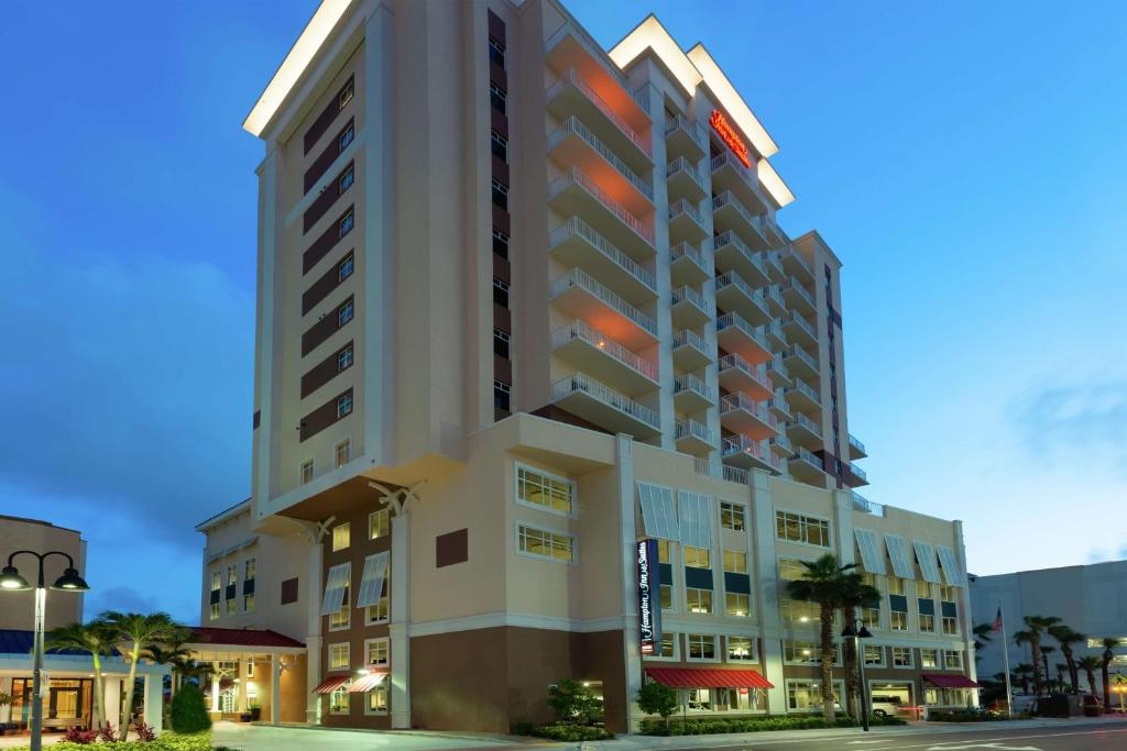 a renderización de un edificio de hotel en Hampton Inn and Suites Clearwater Beach en Clearwater Beach