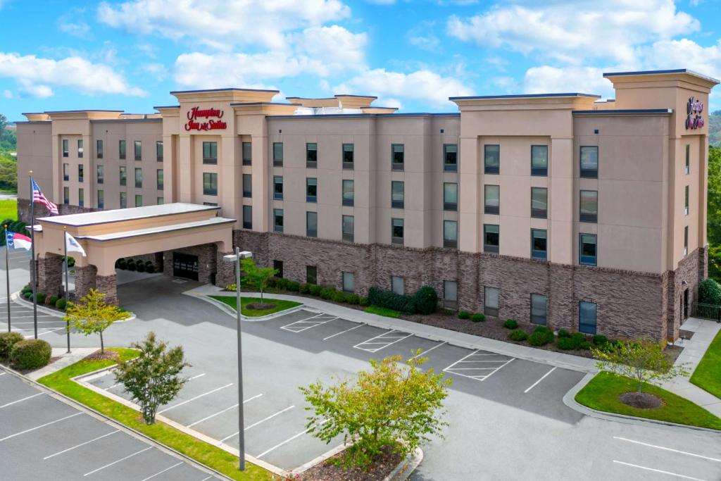 Hampton Inn & Suites Winston-Salem/University Area في وينستون سالم: اطلالة جوية على فندق مع موقف للسيارة