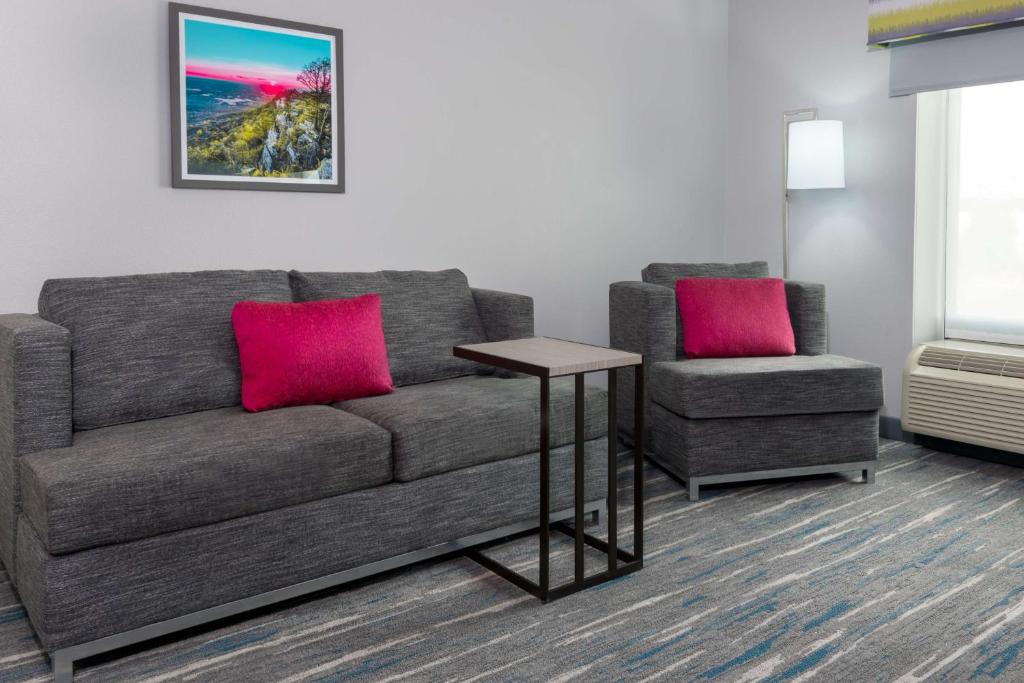 Hampton Inn & Suites Winston-Salem/University Area photo