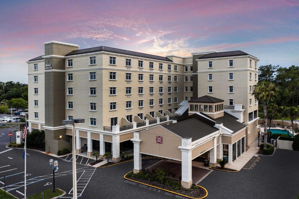 eine Darstellung der Vorderseite eines Hotels in der Unterkunft Hilton Garden Inn Jacksonville/Ponte Vedra in Ponte Vedra Beach