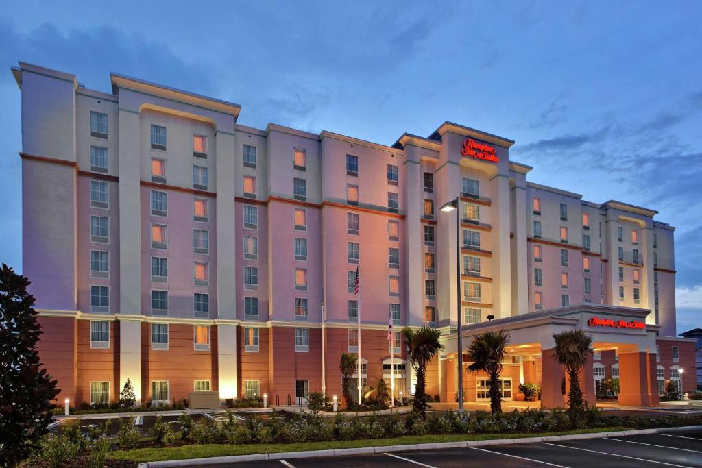 uma representação de um hotel à noite em Hampton Inn & Suites Orlando Airport at Gateway Village em Orlando