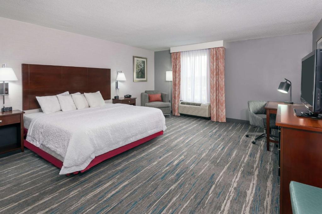 Hampton Inn & Suites Orlando Airport at Gateway Village - 