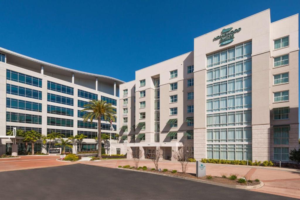 Homewood Suites by Hilton Tampa Airport - Westshore في تامبا: اطلالة خارجية على مبنى المكتب الخاص بالمستشفى