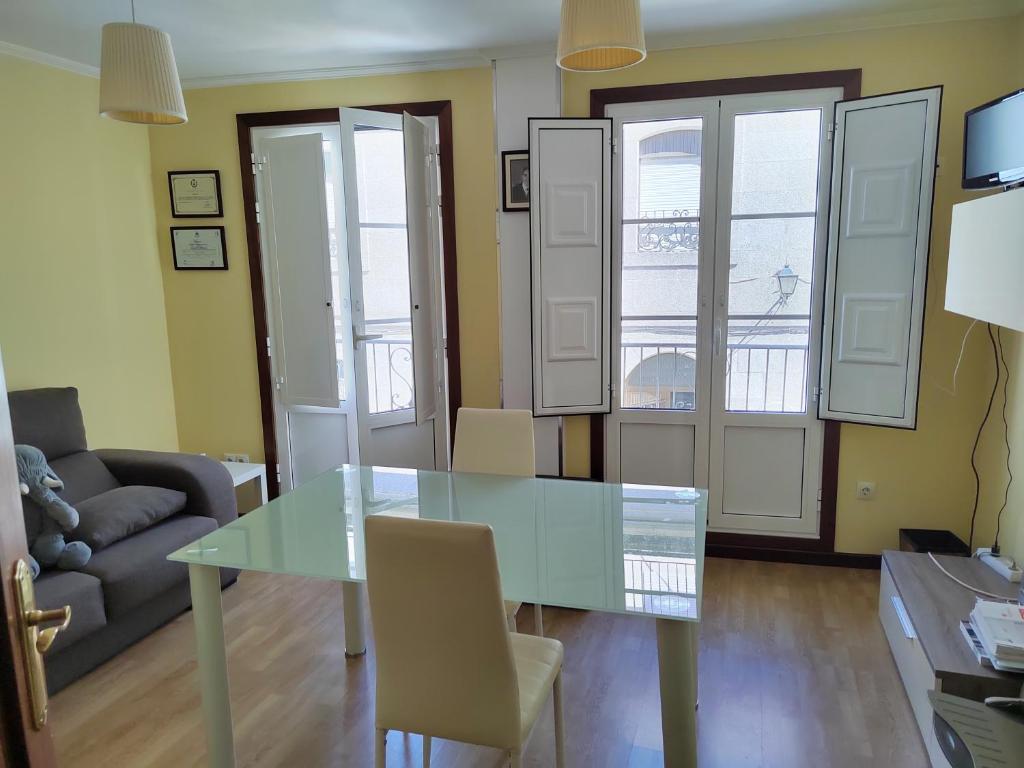 a living room with a glass table and a couch at Apartamento Paseo Fluvial in Tui
