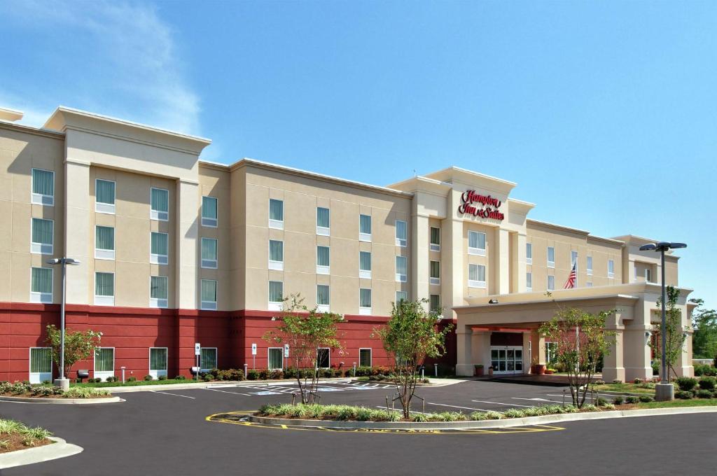 a rendering of the front of a hotel at Hampton Inn & Suites Knoxville-Turkey Creek Farragut in Knoxville