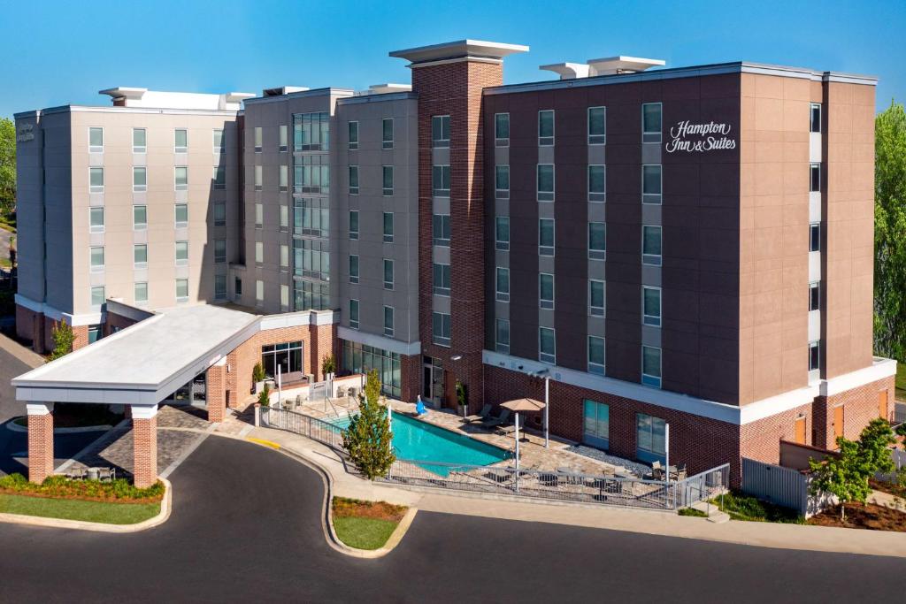 an overhead view of a hotel with a swimming pool at Hampton Inn & Suites Tallahassee Capitol-University in Tallahassee