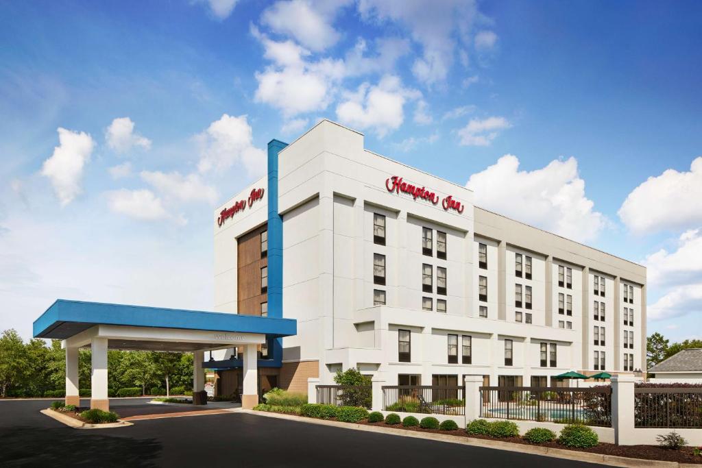 een weergave van de voorkant van een hotel bij Hampton Inn Concord/Kannapolis in Kannapolis