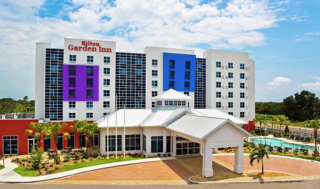 Hilton Garden Inn Tampa Airport/Westshore في تامبا: نزل حديقة الفندق مع مبنى كبير