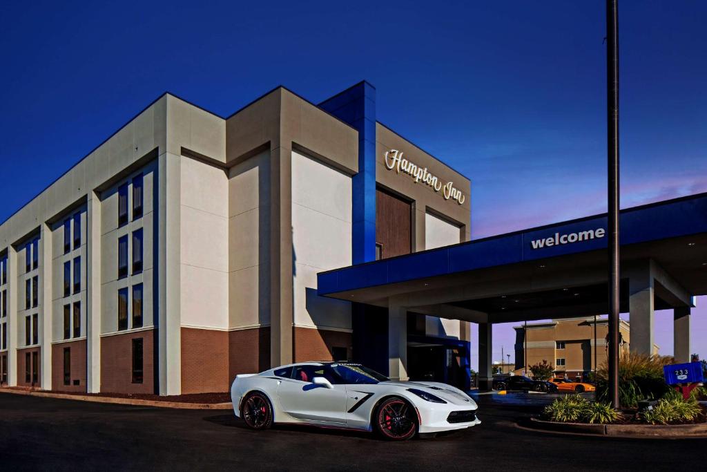 un coche blanco estacionado frente a un edificio en Hampton Inn Bowling Green KY en Bowling Green