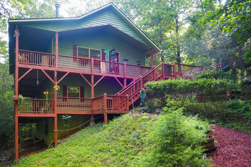 Quiet Murphy Hideaway with Decks and Outdoor Fireplace, Murphy (updated