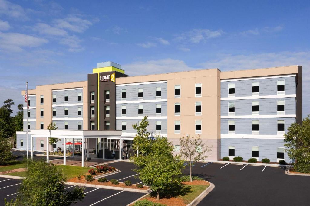 una rappresentazione della parte anteriore di un hotel con parcheggio di Home2 Suites By Hilton Summerville a Summerville