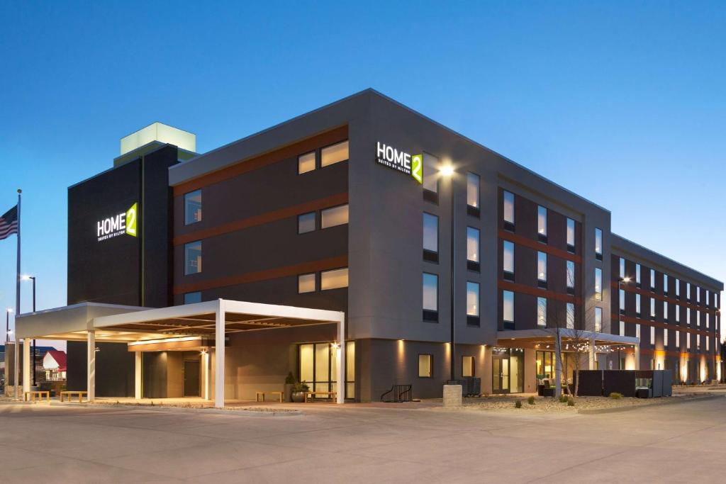 un hotel Hilton con un estacionamiento delante de él en Home2 Suites by Hilton Champaign/Urbana en Champaign