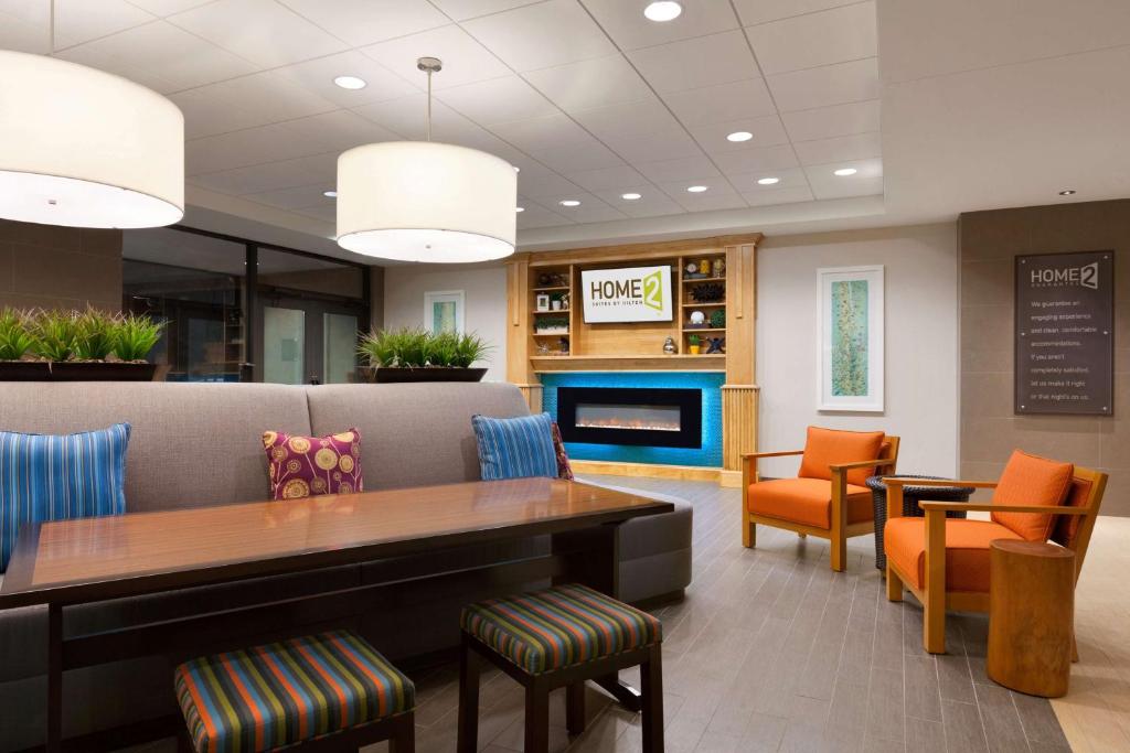 Posezení v ubytování Home2 Suites by Hilton Champaign/Urbana
