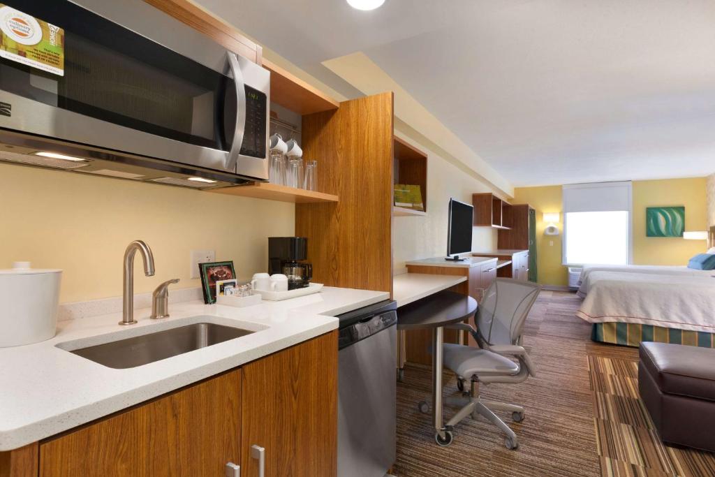 Kuchyň nebo kuchyňský kout v ubytování Home2 Suites by Hilton Champaign/Urbana