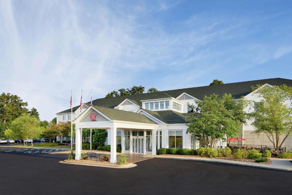 Hilton Garden Inn Cincinnati Northeast في Loveland: مبنى ابيض كبير مع مقامر