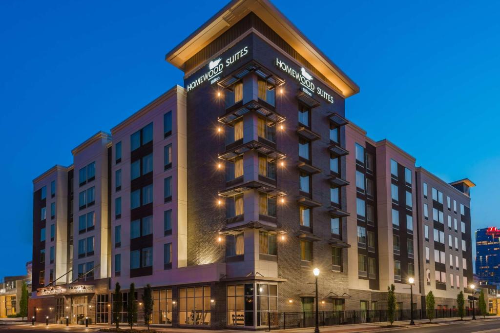 un gran edificio con luces encima en Homewood Suites by Hilton Little Rock Downtown en Little Rock